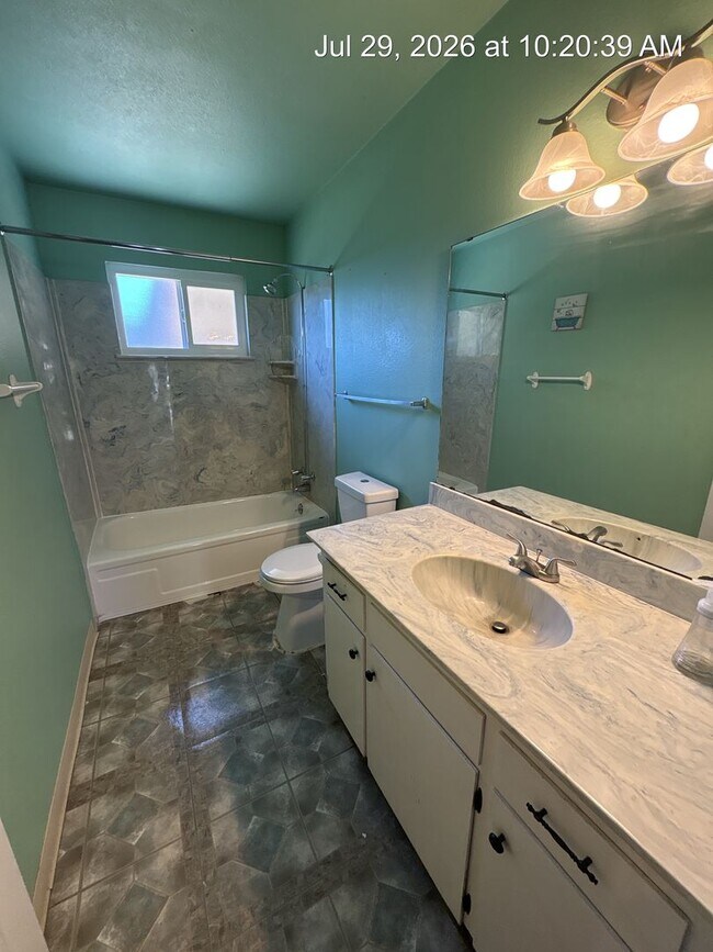 Building Photo - North Side Visalia Home!!