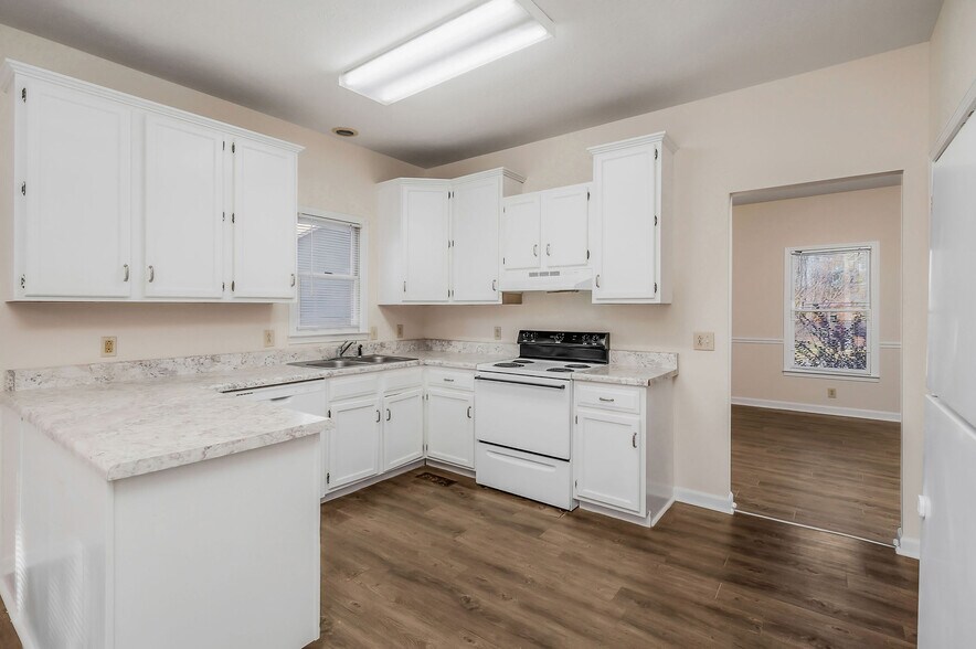 Building Photo - 550 W 12th St