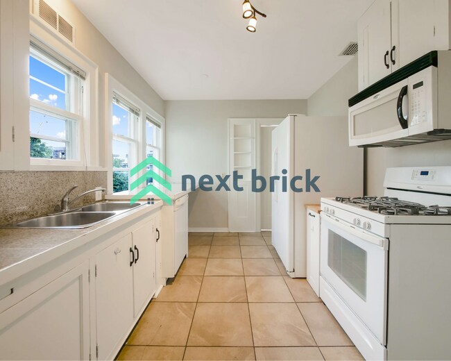 Building Photo - 4 Bed and 3 Bath Queen Anne Craftsman Hous...