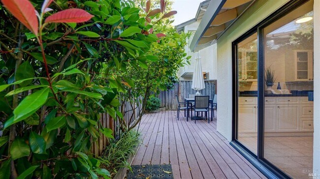 Building Photo - 16 Tudor Ct