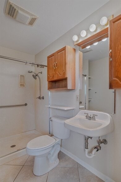 Building Photo - 3419 Oleander Pl