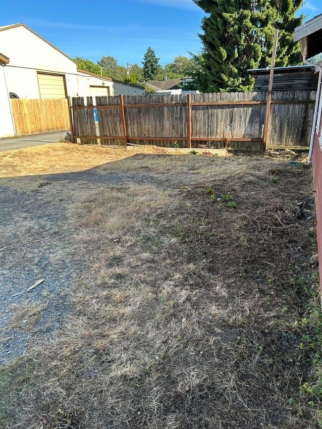 Building Photo - 3 Bed 1 Bath SFR Pet Friendly Home Downtow...