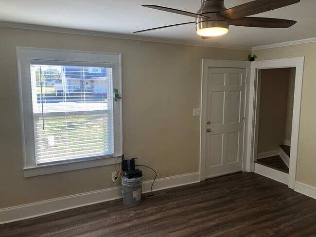 Building Photo - Four bedroom, 2 bath house in Burlington