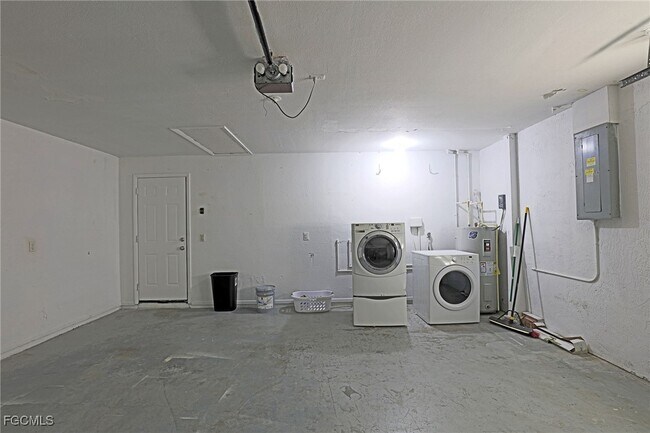 Building Photo - 629 SW Santa Barbara Pl