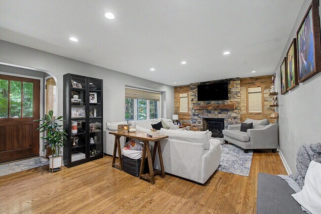 Building Photo - 333 E Thruston Blvd