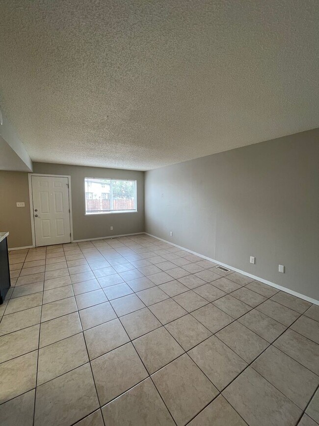 Building Photo - 922 Teal Ct