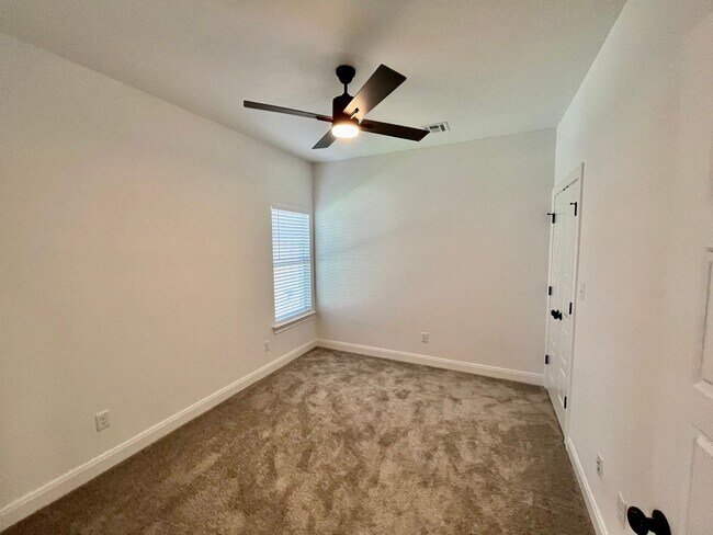 Building Photo - 4 Bed/2 Bath Home