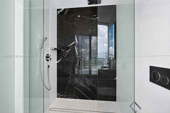 Building Photo - 300 Biscayne Blvd Way