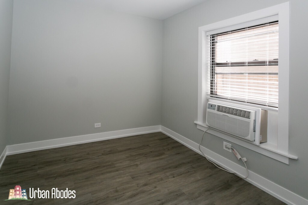 Building Photo - 705 W Brompton Ave