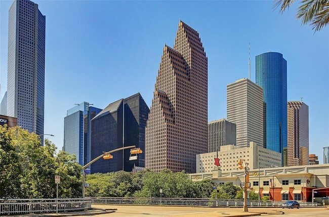 Building Photo - 711 St Charles St
