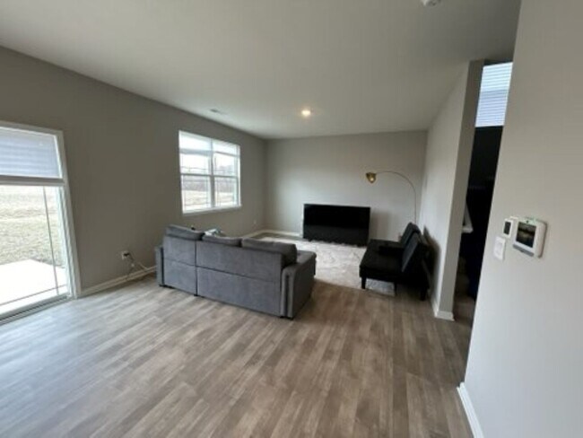 Building Photo - 1663 Fairmount Dr