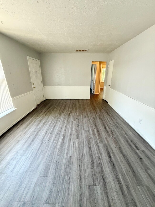Building Photo - Cozy 3-Bedroom with HUGE Yard – Available ...