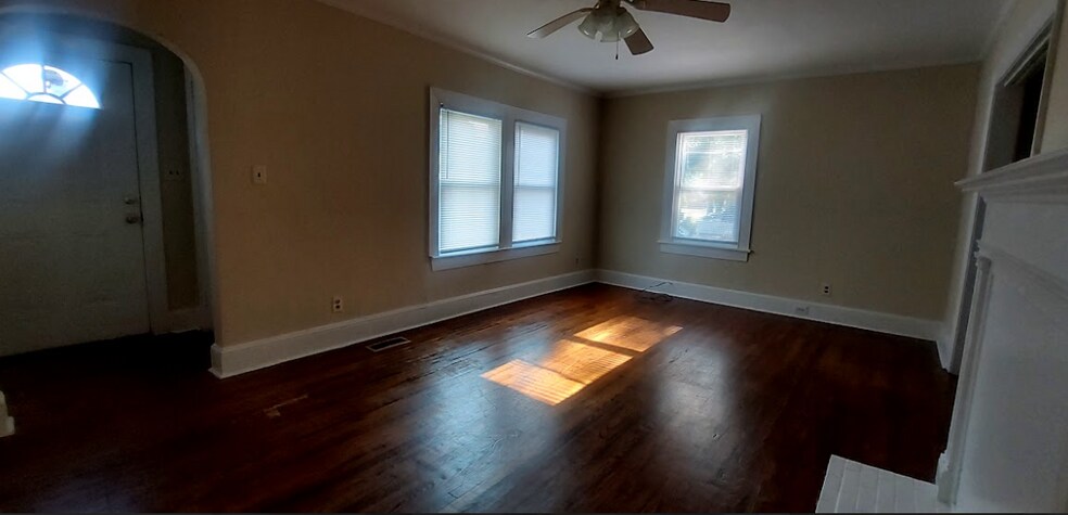 Building Photo - 1708 E 4th St