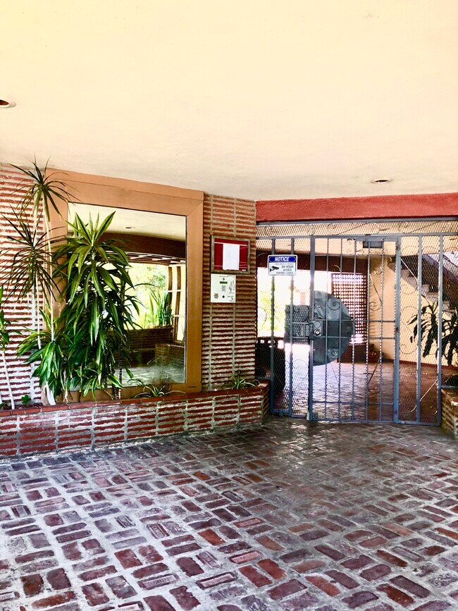 Building Photo - 200 S Sycamore Ave