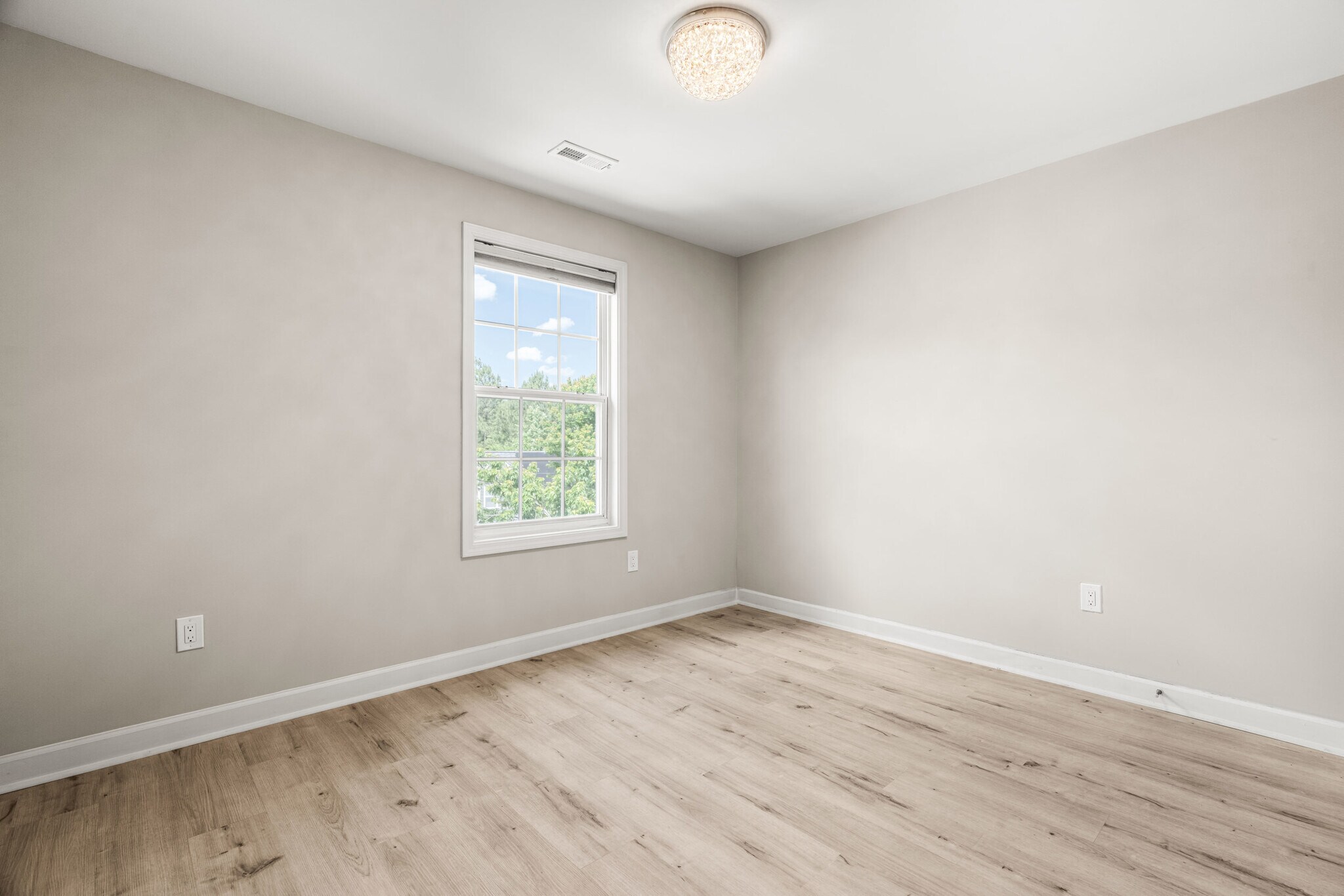 Building Photo - 900 Vandalia Dr
