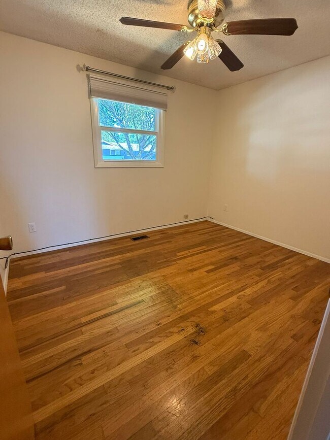 Building Photo - Stunning Pet Friendly Three Bedroom Corval...