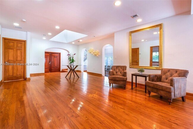 Building Photo - 527 SW 20th Rd