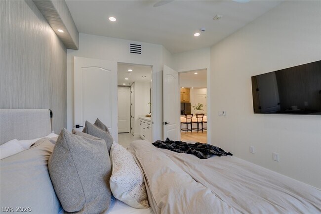 Building Photo - 32 E Serene Ave