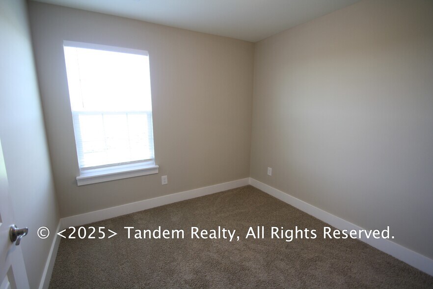 Building Photo - 128 Dry Creek Commons Dr