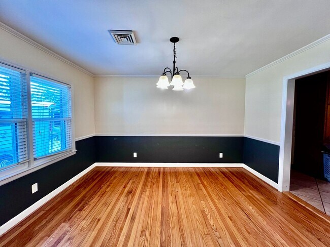 Building Photo - Brick ranch on half acre lot in Virginia B...