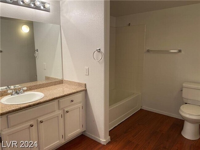 Building Photo - Very Nice & Clean Downstairs Unit In South...