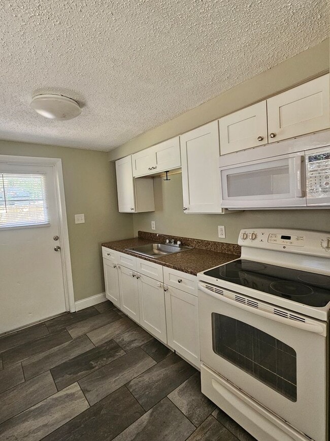 Building Photo - Charming 2-Bedroom, 1-Bathroom Duplex in C...