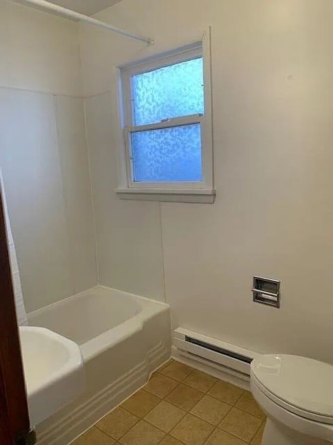 Building Photo - 1 Bedroom Apartment Available Now!
