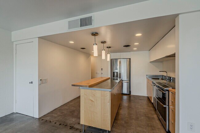 Building Photo - 4411 N 40th St