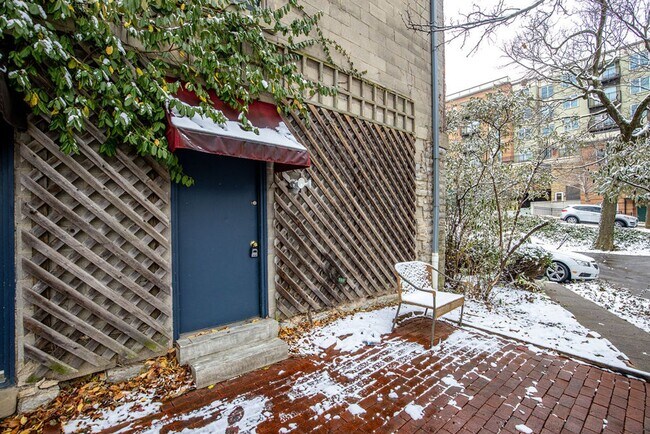 Building Photo - Corryville Condo_ Heat Paid