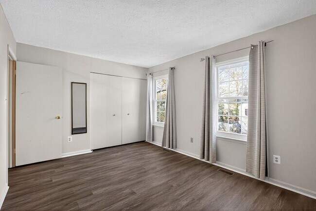 Building Photo - 4243 Drake Ct