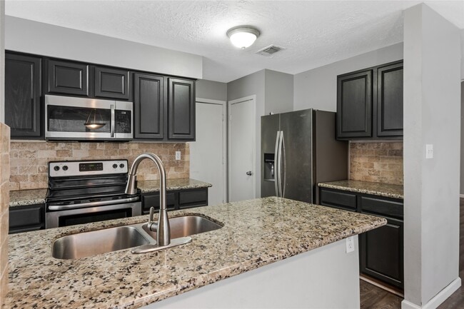 Building Photo - 16962 Glen Eagle Dr N