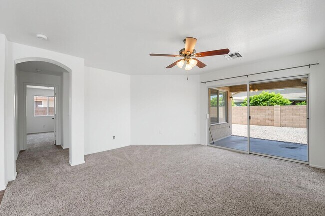 Building Photo - Freshly Updated 4 Bed | New Carpet, New Appliances & Open Layout