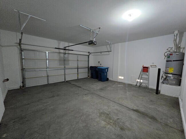 Building Photo - Terrific 3 bed + Loft 2 Car Need Space? Th...