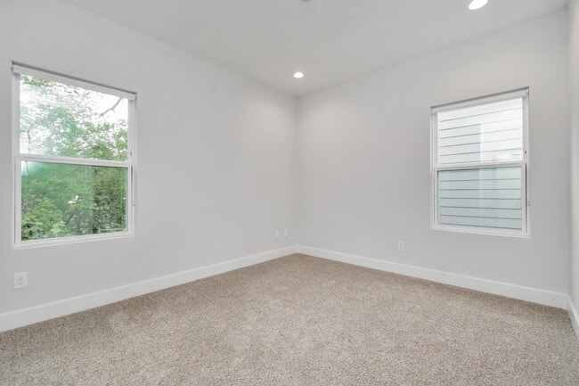 Building Photo - 3360 Pinemont Dr