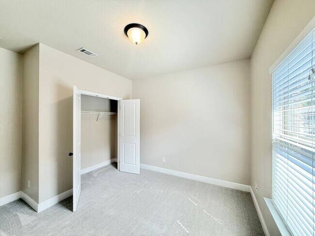 Building Photo - 5204 Parkside Dr