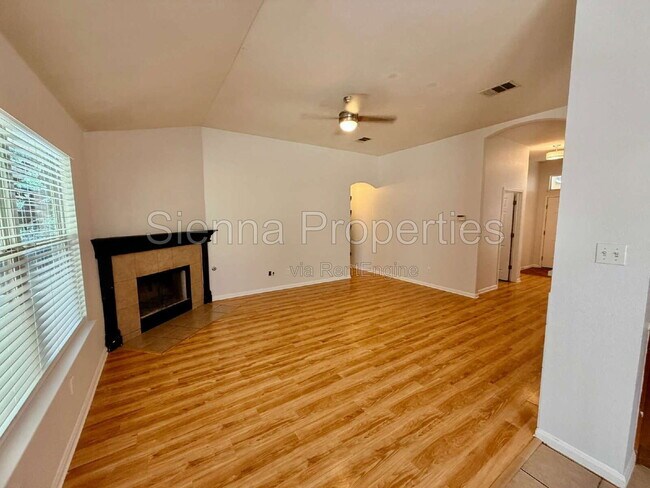 Building Photo - 1517 Hawk Dr