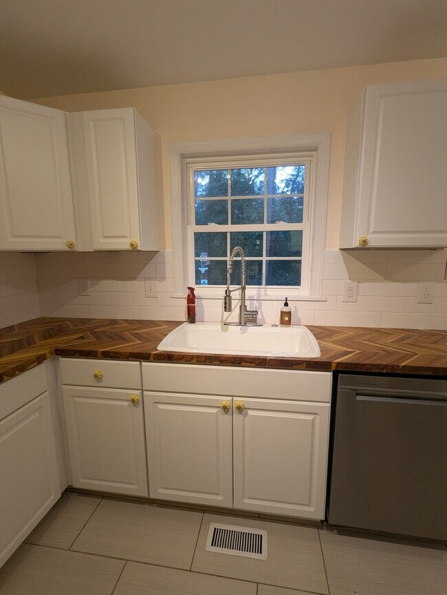 Building Photo - 2506 N Duke St