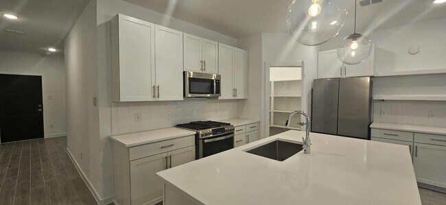 Building Photo - 8442 Bay Oaks Dr