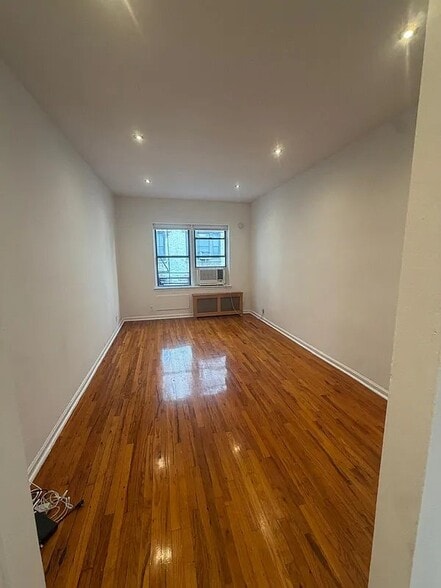 Building Photo - 119 E 83rd St