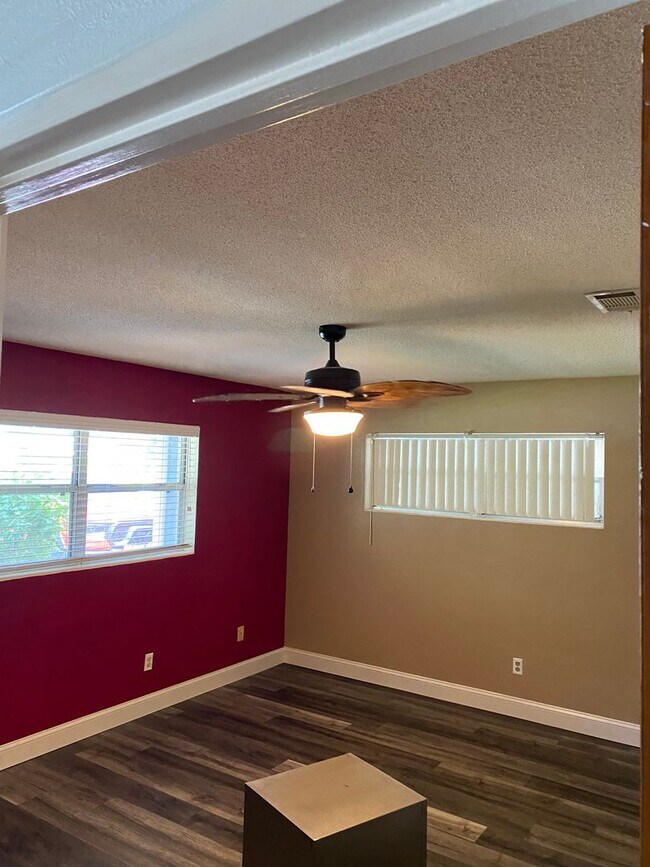 Building Photo - 3/2 Home In Downtown/Conway Area! Zoned fo...
