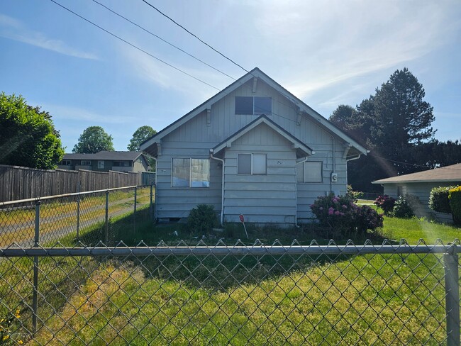 Building Photo - 7519 Lakewood Dr W