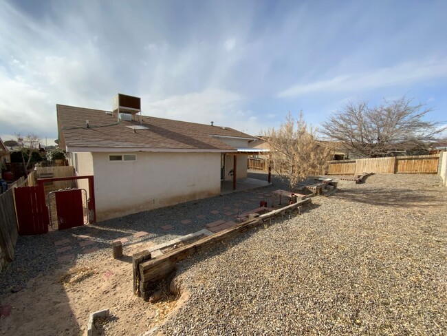 Building Photo - 3 Bedroom Single Story Home Available Near...