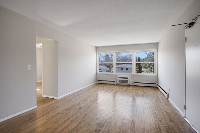 Building Photo - Large Renovated 1 Bedroom