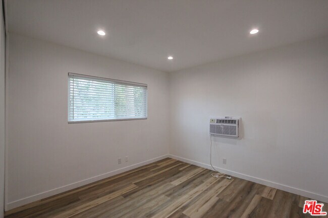 Building Photo - 12942 Moorpark St