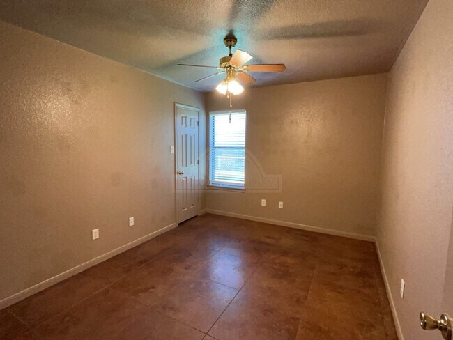 Building Photo - 1203 Cinch Dr