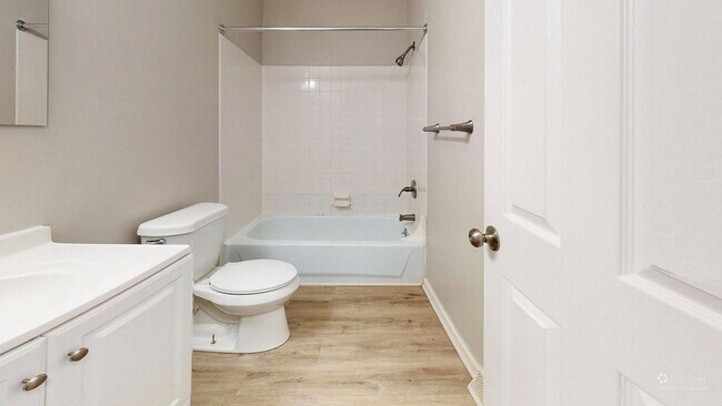 Building Photo - Elyria - updated 2 bedroom/1 bath townhouse.