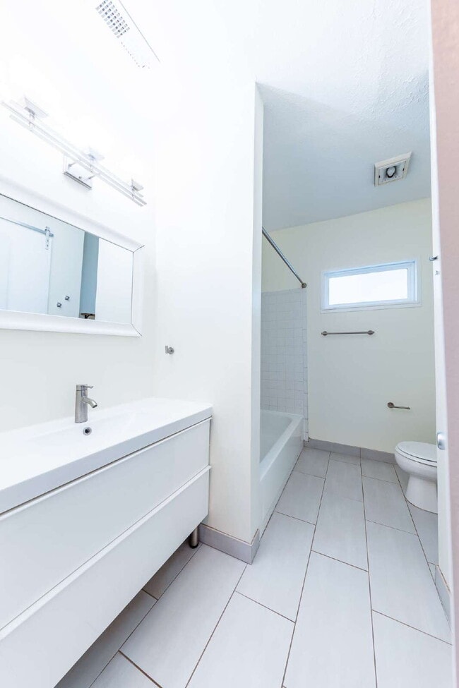 Building Photo - **APPLICATIONS PENDING**  Charming East Nashville Bungalow for Lease!