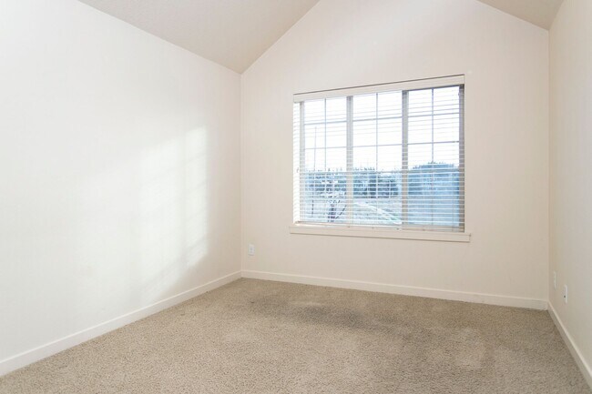 Building Photo - 2BD 2.5BA + Bonus Room/Den/Office Townhouse w/Garage + AC + Washer/Dryer Included