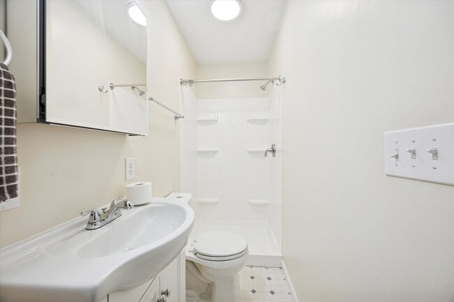 Building Photo - 6 Laurel Ave