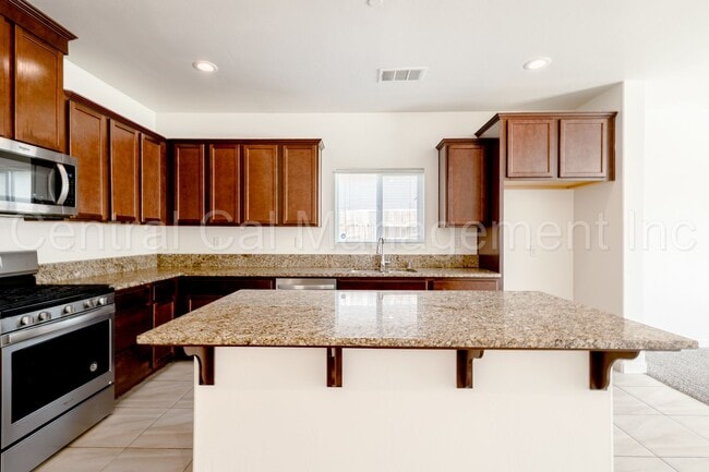 Building Photo - 4 bedroom 2 bath  Home in the Desired Sout...